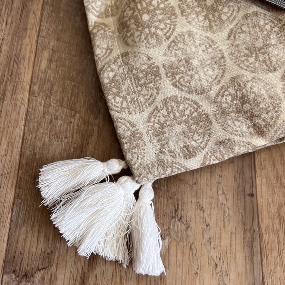 🪴threshold 50"x50" table throw in cream/beige - Picture 4 of 5